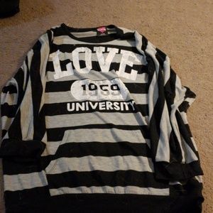 Tshirt qith kangaroo pocket